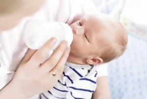 طفل يرضع لبن صناعي 