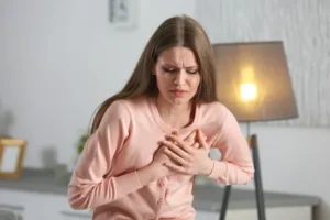 أعراض الذبحة الصدرية عند النساء، ومدى استمرار هذه الاعراض